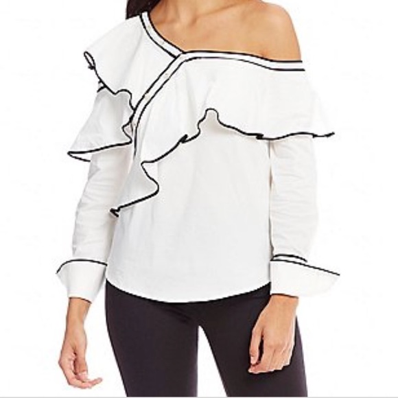 Gianni Bini Tops - 🎉HP🎉Gianni Bini off the shoulder blouse